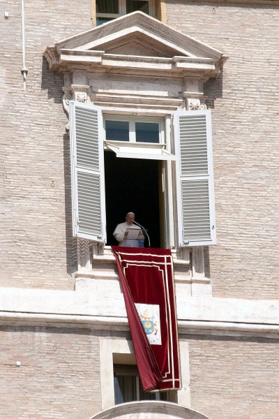 papież franciszek w oknie pałacu apostolskiego